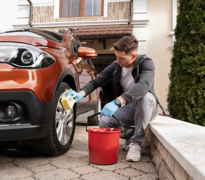 Lavage auto à domicile Calan : professionnel intervenant sur un véhicule